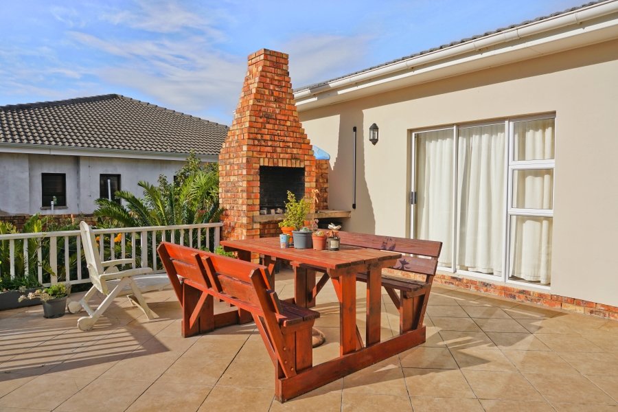 6 Bedroom Property for Sale in Kidds Beach Eastern Cape